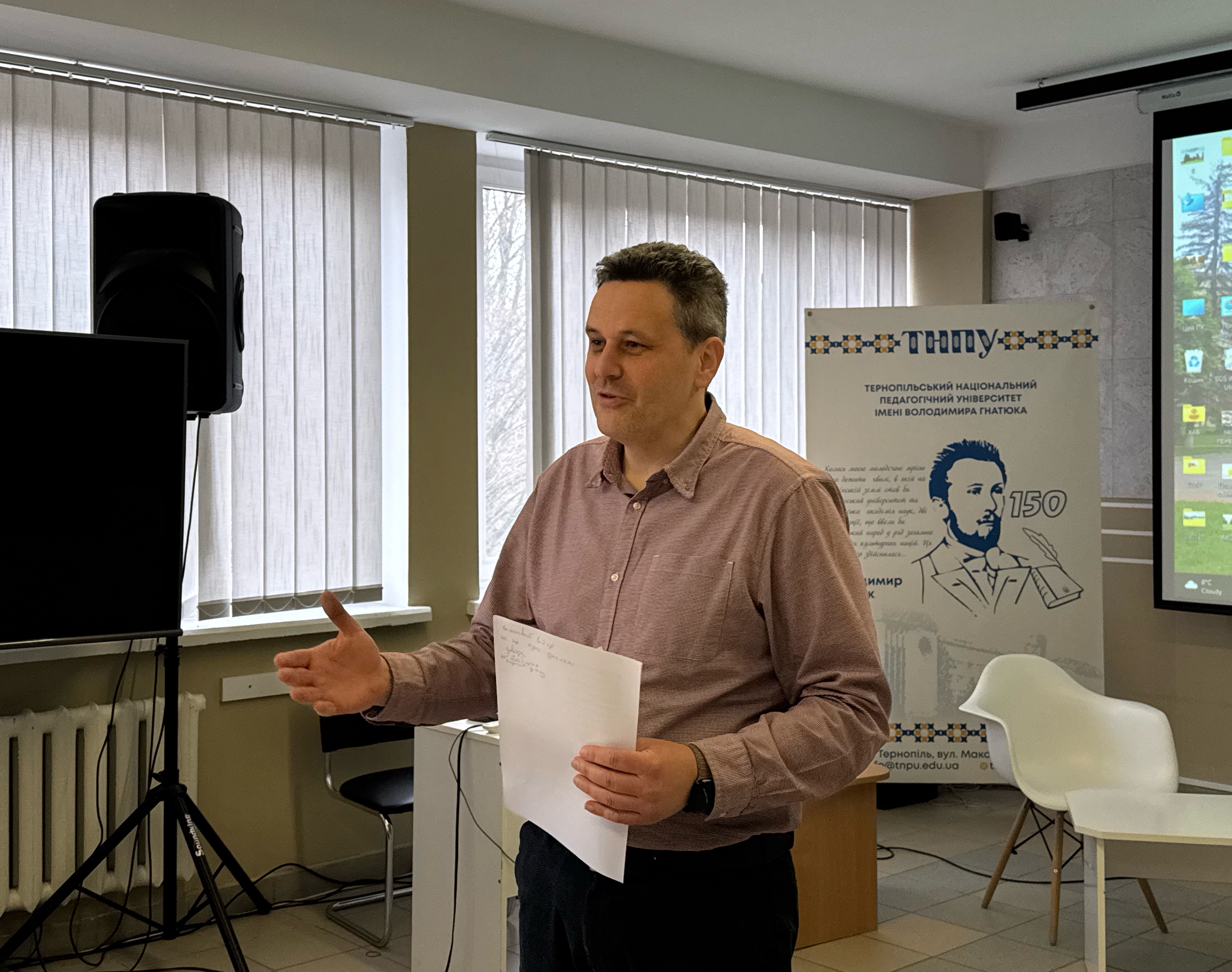 Dekan fakultetu inozemnykh mov TNPU Anatolii Klymenko pid chas vystupu